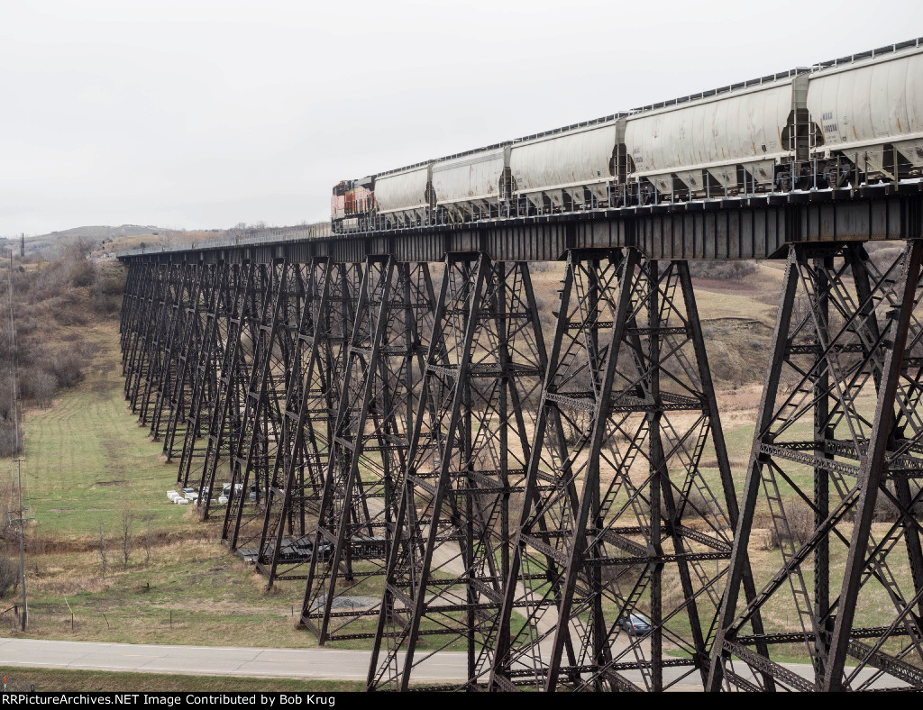 Eastbound covered hoppers on the Gassman Coulee Trestle